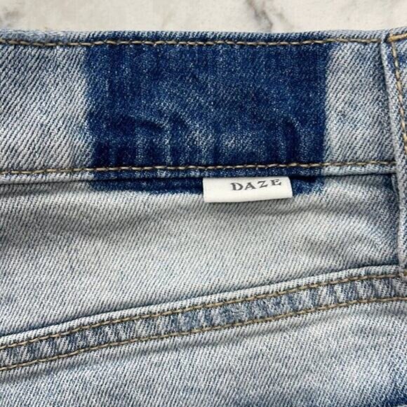 Daze Tough Love Distressed Light Wash Cutoff Jean Shorts Size 29 - Picture 3 of 5